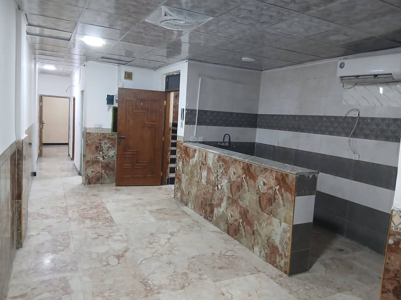 السلام عليكم 
شقة الايجار طابق ثاني عوائل صغيرة فقط الطالبية البيضاء بناية سوبر ماركت اميرة مقابل معجنات البيروتي 
***********
