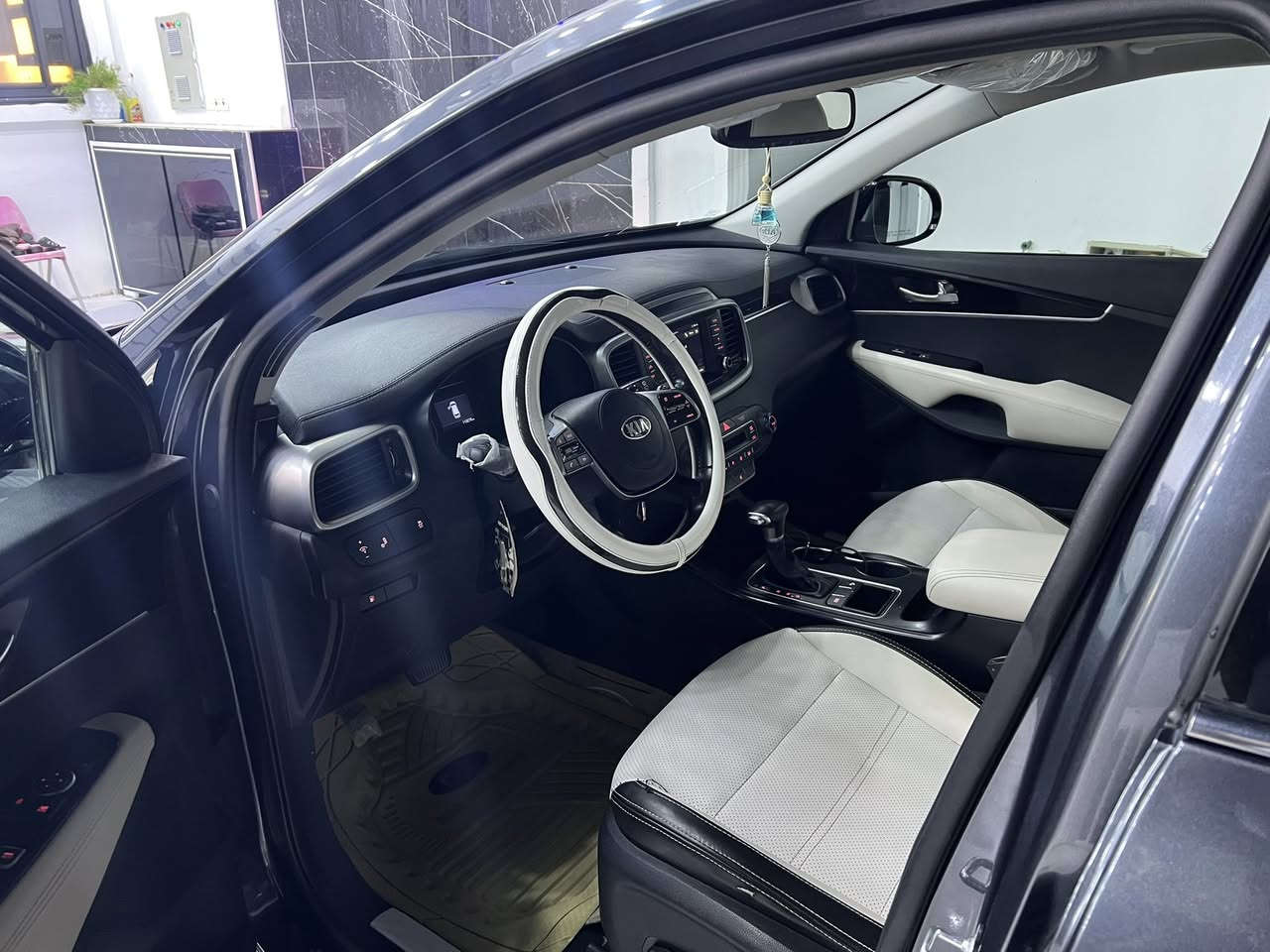 سلام عليكم
كيا سورنتو 2019
وارد أمريكي 6 سلندر 
حادث بسيط
لون فيلي 
مواصفات  S معروفه 

شاشه كبيره 
كشن سايق كهرباء
تدفئه كشنات
كامره خلفيه دوراه 
اشاير مري  
حساسات 
سبايدرات 
سبعه راكب 
فول تحكمات ستيرن جهتين
اربع وضعيات قياده SMART-ECO-COMFORT-SPORT 
منفذ شاحن 12فولت + أوكس
ويل كب 19
يدات نيكل 
وبعد بيه مواصفات 

حادث جاملغ ايسر خشمه ع كد شبر و بنيد 
أيرباك ستيرن طاك وراجع نفسه اصلي
سياره حلوه وجاهزه من كلشي 
سعرها(١٩٠)  وبيه مجال قليل 

@إشارة 
***********
