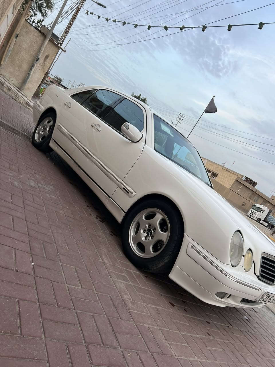 السلام عليكم كل عام وانتوو بخير
مارسدس ام عيون موديل 2001 
رقم شمالي الجديد وبسمي 
سياره جديده ع وضع الشركه 
فول موصفات واحد ع واحد 
محرك سته سلندر 
حجم 320
العنوان البصره 
 السعر 140$
رقم الموبايل ***********
