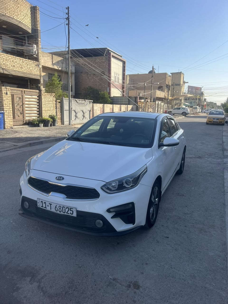 السلام عليكم سيراتو 2019 محرك 1600 ماشيه 133  رقم بغداد بأسمي فول مواصفات ماعده بصمه فتحه   شاشه جبيره تبريد قطعتين حساس امامي وخلفي لد امامي وخلفي فول تحكم ستيرن وباقي المواصفات معروفه السياره  بارد بسيط كلش صغير ممبين بالجاملغ الامامي والدوسه صبغ ربعها والصوره بالمنشور 
سعرها 148 وبيها مجال بسيط ان شاءالله 
مكاني بغداد الكرخ الاعلام ***********
