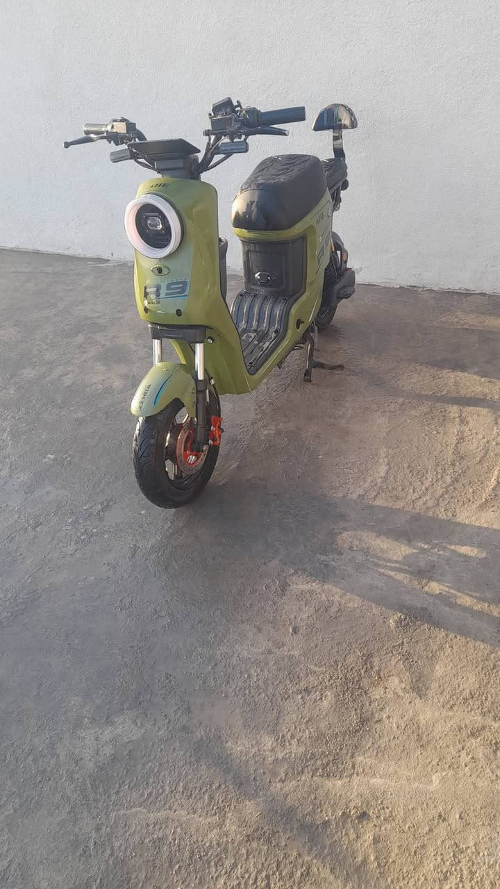 سلام عليكم دراجه ار ٩ مديل ٢٠٢٥ جديده جديده جديده ستخدم قليل مابيه اي نقص دراجه جاهزه مجهزه مكان بصره زبير رقم مبايل ***********
