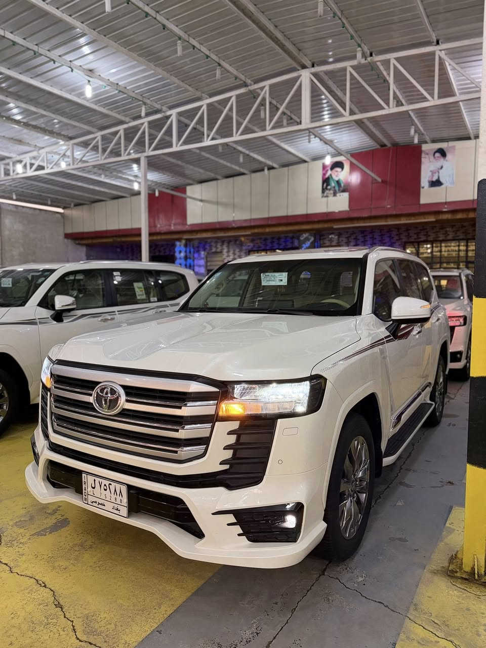 يعلن معرض بيت شريجي👑 عن وصول تويوتا لاندكروز 2022 limitedساز اصل ضمان وباركود لسياره مرقم بغداد فول شاشات وتطبيق  مكفوله  نستقبل بيع او مراوس العنوان كوت حي لحكيم  سعرها 66 الف وبيها مجال 
#تويوتا_لاندكروز 2022✈️limited سبعينيه
اللون: ابيض
عداد المسافاات km48
المواصفات:  رقم بغداد فول مواصفات ١/١
سلايد(فتحة قمارة)
كراسي جلد اصلي(بيجي)
كراسي اثنين كهرباء
تبريد خلفي شاشة
شحن الهاتف لاسلكياً
ثلاجه
كروس سرعة 
خمس بصمات
فول تحكم استيرن(جهتين امامي+جهتين خلفي)
شاشة عرض الاعطال
صندوك كهرباء(شفط)
فتح صندوك تلقائيا  
دبل كير(عادي+اوتوماتيك)
ناقل حركة ٨ نمر
دبل حساس(امامي+خلفي)
نظام تحكم بمستوى الضوء الداخلي
مانع تزحلق
نظام فتح الابواب لاسلكياً
فور ويل
شاشة امامية كبيرة اصلية
شاشات خلفيه تطبيق 
كامرة خلفية اصلية
تشغيل عن بعد
دوسات كتابة landcruiser
اشارة بالمري
مري كهرباء(شفط)
لايت عدسة زنون(عالي+ناصي)
لد امامي
#ويل_20_الجديد_كليا
#سستم_صوت
مدخل
CARPLAY
‏BLUETOOTH 
‏AUX
‏I POD
‏USB
‏CD

للاستفسار الاتصال بِنَا على الأرقام التاليه

  حسنين ‭0771 508 5598‬ واتساب او اتصال
