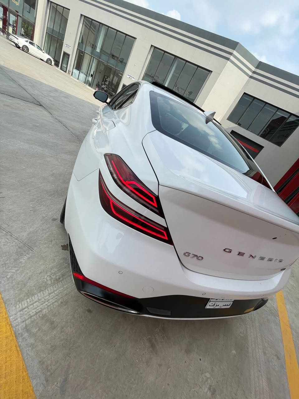2022 Genesis G70 , 3.3 T Launch Edition
لون ابيض مات ( طافي ) بلادي 
داخل احمر وكشن بقلاوة 
سقف كنتارا + بنوراما 
سايد بريك بصمه
داتا شو 
دشبول ديجتال يتحول كاميرا مع الاشاره
كاميرات 360 + رادارات 
تدفئه تبريد بالكشن + كشنات كهرباء
خزن ميموري 
سستم سماعات lexion
مري جانبيه قلاب + هيتر + رادارات
شحن وايرلس + كار بلي 
فجوج بريمبو احمر بلادي
السيارة ماشية حاليا 64 الف وبامريكا ماشيه 51 الف يعني مماشيه هنا هواي
الظرر : جاملغ نفسه صبغ فقط بنيد مبدل نفس اللون بلادي ودعاميه بلادي 
***********
