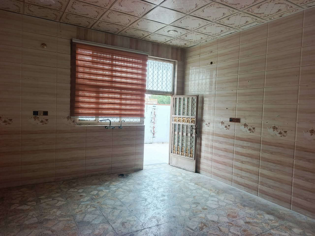 ✅للبيع دار سكن طابو صرف 
✅المساحة 237م +فضله 
✅الموقع حي السلام 
✅بناء حديث طابوگ صب كونكريت 
✅البيت جاهز غير مسكون حالياً 
✅يتكون من غرفتين وصاله ومطبخ وبراني وصحيات 
✅الفيديو والصور أدناه يوضح كافة تفاصيل البيت 

♦️للاستفسار مراجعة مكتب الضامن للعقار الشارع التجاري مقابل منفذ المعرفه أو الاتصال 📞 
*********** واتساب 
***********
