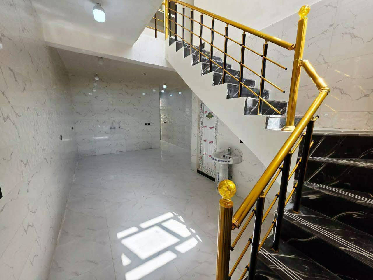 السلام عليكم دار سكن  للبيع حديث غير مسكون ثلاث غرف نوم حديث درجة اولى يحتوي على ثلاث غرف نوم وثلاث صحيات بالقرب من الشارع العام في الكوت منطقة حي الحكيم نزلة افران الهادي مساحتة 100م البناء طابوق درجة اولى والسقف صب مسلح والارضية والجدران سيراميك ويتكون البيت من ثلاث غرف نوم واستقبال ومطبخ وصالتين وصحيات داخلية وخارجية ومرقم من قبل البلدية علما ان البيت فارغ السعر 55 وبي مجال الاستفسار الاتصال على هذا الرقم ***********
