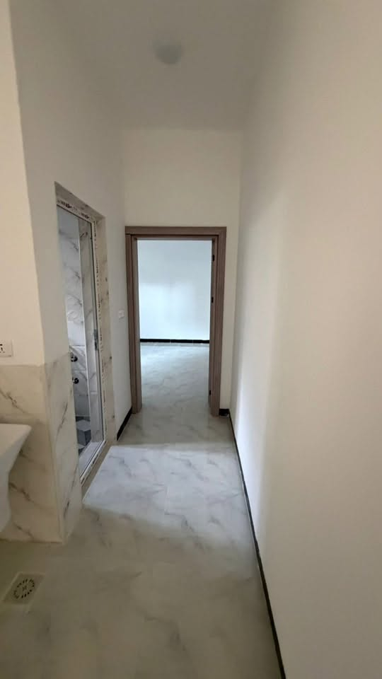🏠 بيت حديث البناء للبيع في موقع مميز جداً 🏠
 الموقع: تكريت - حي الديوم (مربع 16 ألف) - موقع مميز وقريب من الخدمات.
 المساحة الإجمالية: 100 متر مربع.
 الأبعاد: الواجهة 5 متر | النزال 20 متر.
 عرض الشارع: يقع على شارع بعرض 15 متر (شرحة ومريحة للمرور والبارك).
 حالة العقار: بناء حديث (درجة أولى) وجاهز للسكن.
✨ مميزات العقار:
 تصميم داخلي يستغل المساحة بشكل ممتاز.
 يقع في منطقة حيوية ومرغوبة (مربع الـ 16 ألف).
 الشارع العريض (15م) يمنح العقار وجاهة وخصوصية وراحة في وقوف السيارات.
📞 للاستفسار ومعاينة العقار:
***********
