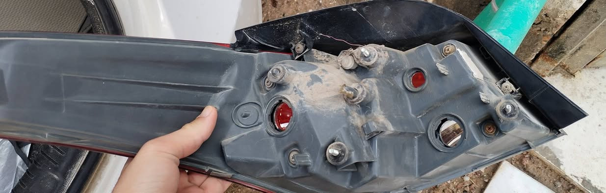 بك لايت النترا بلادي اصلي الضرر موضح بالصور يحتاجله بس تبديل جام بكلايت ويرجع اخو الجديد السعر ٣٥ وبي مجال 
***********
