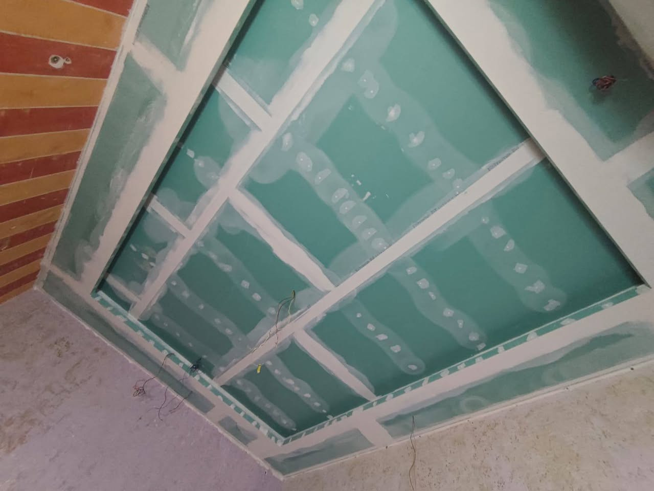 السلام عليكم. خلفه عمل جبسن بورد. و سقوف ثانويه وصبغ ومعجون تركيب اطارات بورك و فوم  حسب طلب الزبون ولتصميم. جميع مناطق البصره فقط وشنو تحاج نشتغلك  (***********) اتصال او واتساب
