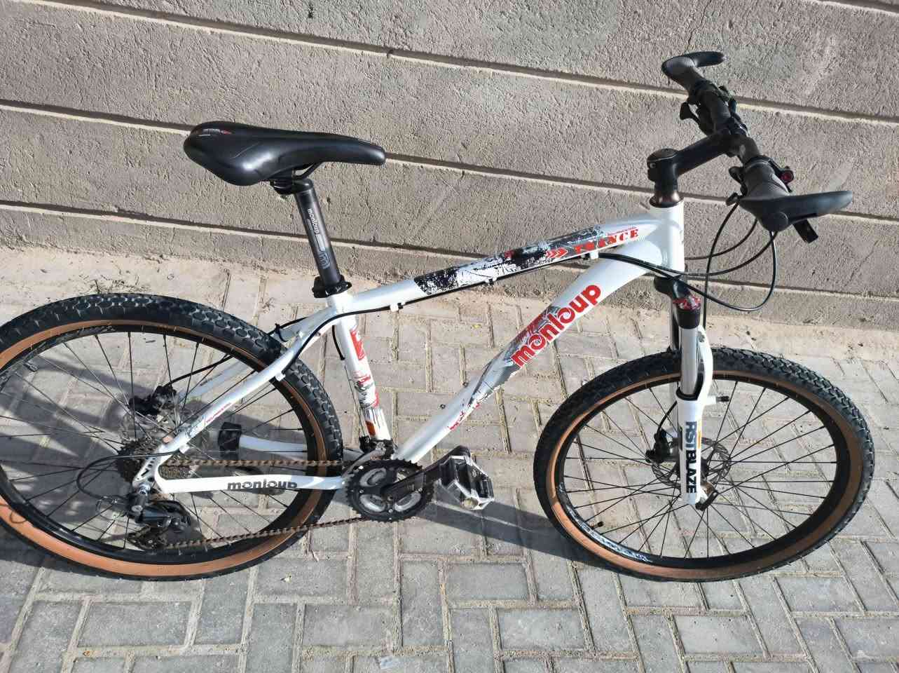 السلام عليكم
اخوان 
بايسكل بالة اصلي للبيع ماركة monloup أصلي اوربي ماركة صيني درجة اولى  اصلي موجه لاوربا مشتريه بالةسعره 300 الف و بيه مجال حك الجية حجم البايسكل 26 ميديم
مكاني البصرة خمسة ميل سكة القطار 
تفاصيل
بريكات دهن 
8 سرع خلفي
3 امامي 
عكرب ديور 12 بس يشتغل طبيعي


**إذا كنت صاحب هذا الإعلان وتريد حذفه لأي سبب، رجاءا أرسل رسالة إلى الدعم الفني**