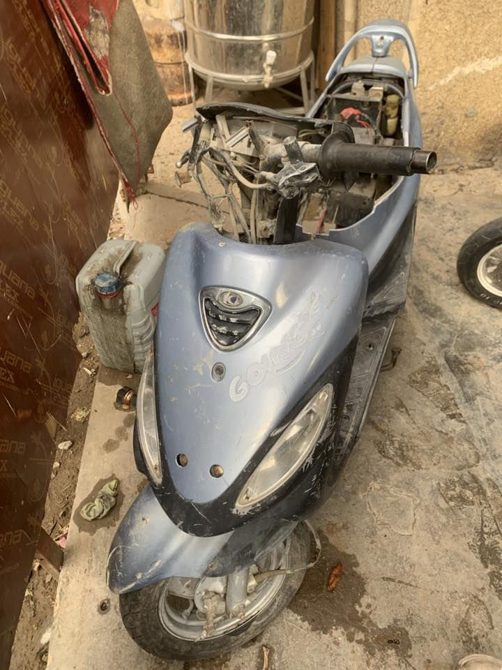 دراجه للبيع كوم حديد لحد يجي ويكلي شبيها ما بيها كوم حديد مادري اني دراجه نضيفه بس متروكه وما شاديها السعر 100 
رقم بس واتساب ***********

