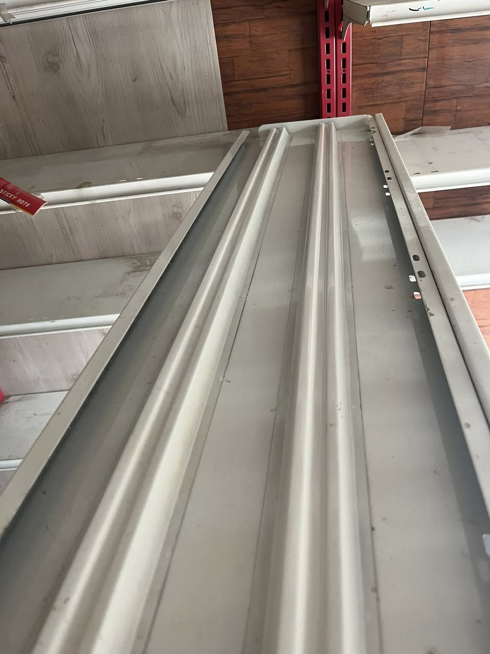 السلام عليكم رفوف جدارية نظيفة دبل دعامه من جوه تتحمل أوزان حتى ٦٠ كيلو  القياس ٢٥ *١٠٠ سعر الرف ٦ الاف العدد ٣٦ قطعة 
للتواصل ***********
