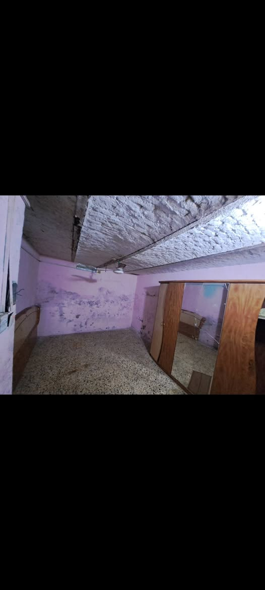 السلام عليكم ​متوفر بيت للإيجار في البصرة  منطقة الجمهورية الثانية خلف مطعم ماريو موقع استراتيجي (ركن) يسهل عملية التحميل والتفريغ
​✅ مواصفات البيت
​الموقع: ركن (سهولة كبيرة في وصول السيارات وحركة البضائع)
​التفاصيل يتكون من 3 غرف واسعة + استقبال كبير + مطبخ ومجموعة صحية
​الاستخدام العقار مخصص كـ مخزن أو للأعمال التجارية (علماً أن البيت غير صالح للسكن)
​⚠️ ملاحظة بخصوص الكهرباء
الكهرباء حالياً مفصولة عن البيت وفي حال رغبة المستأجر بربطها يتطلب الأمر مراجعة الدوائر المعنية من قبله
​💰 سعر الإيجار 300,000 دينار عراقي شهرياً
​📞 للتواصل والاستفسار، يرجى الاتصال على الرقم
***********
