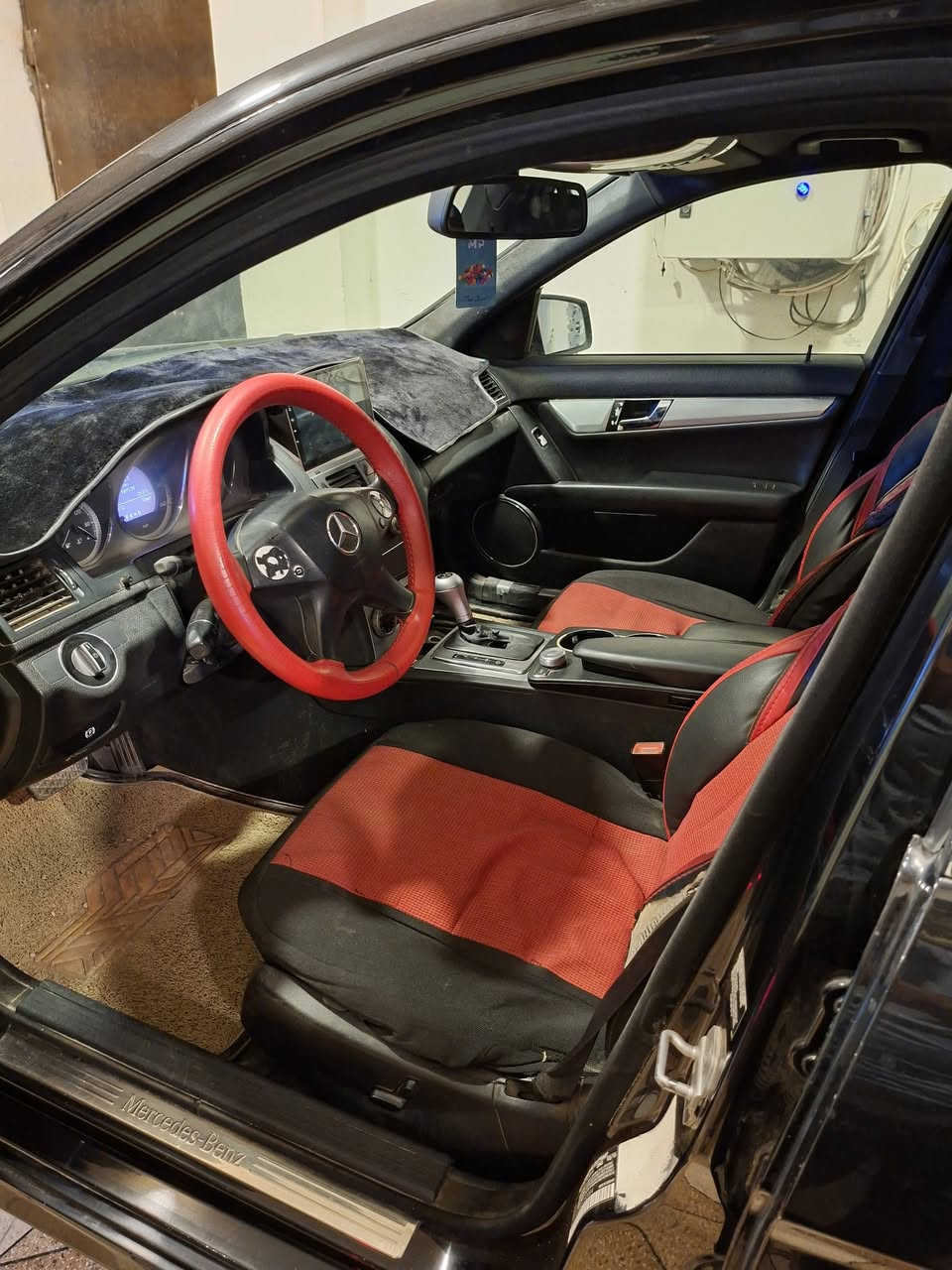 مارسيدس c300 شكل الرياضي
موديل٢٠١٠ وارد أمريكي محرك 6سلندر سبورت 
بيه ضربه بالجاملغ والبنيد مصبوغ ابيع حزام 
محركه بي خربطه تعتعت السياره مااعرف شبيه 
سعر 85 
العنوان الفلوجة 
*********** وتساب
