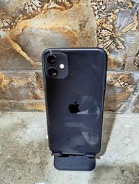 ايفون 11 عادي مكفول من شخط كامل ملحقات ذاكرة128 بطارية 79 بلادي سعرة 2...