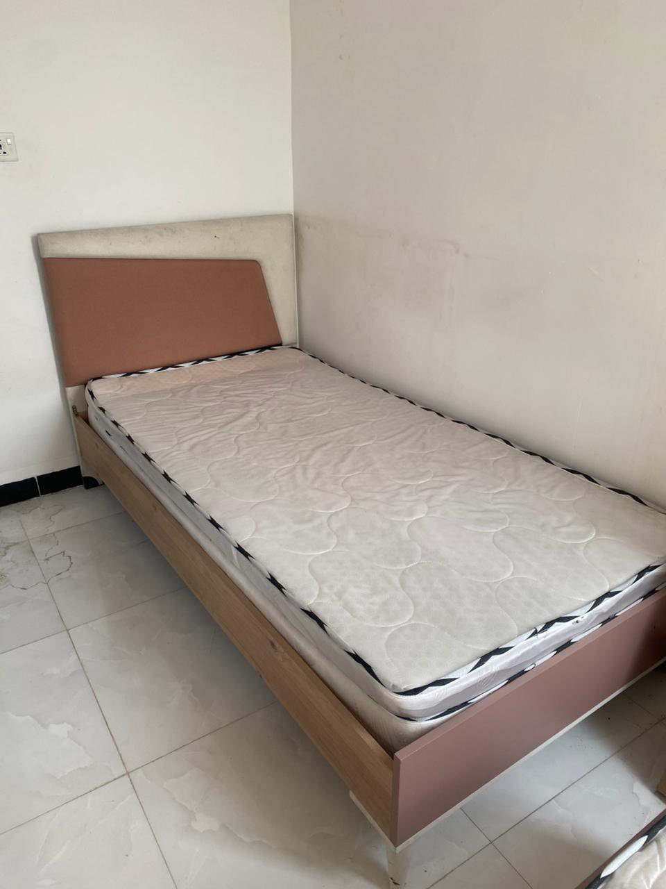 غرفة للبيع بغداد الدورة استعمال قليل جدا حوال الشهرين بس 5 قطع و المكتبة مالته ما مفتوحه بعد السعر 450 وبيه مجال 
للتواصل ***********
