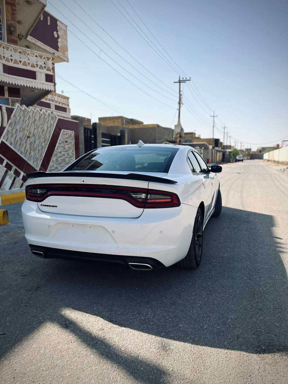 السلام عليكم دودج تشارجر للبيع موديل 23 لون ابيض اصل 23 سياره كلين تايتل  واحلى من الصور بدون رقم  منفيس باسمي حادثها فقط دعاميه اماميه بدون دواخل وبدون ايرباك ماشي 25,000 فقط كاميرا دواره وشاشه كبيره مكينه 3600  ويل حجم 20 سياره مواصفات بلاك توب رقم الهاتف ***********
