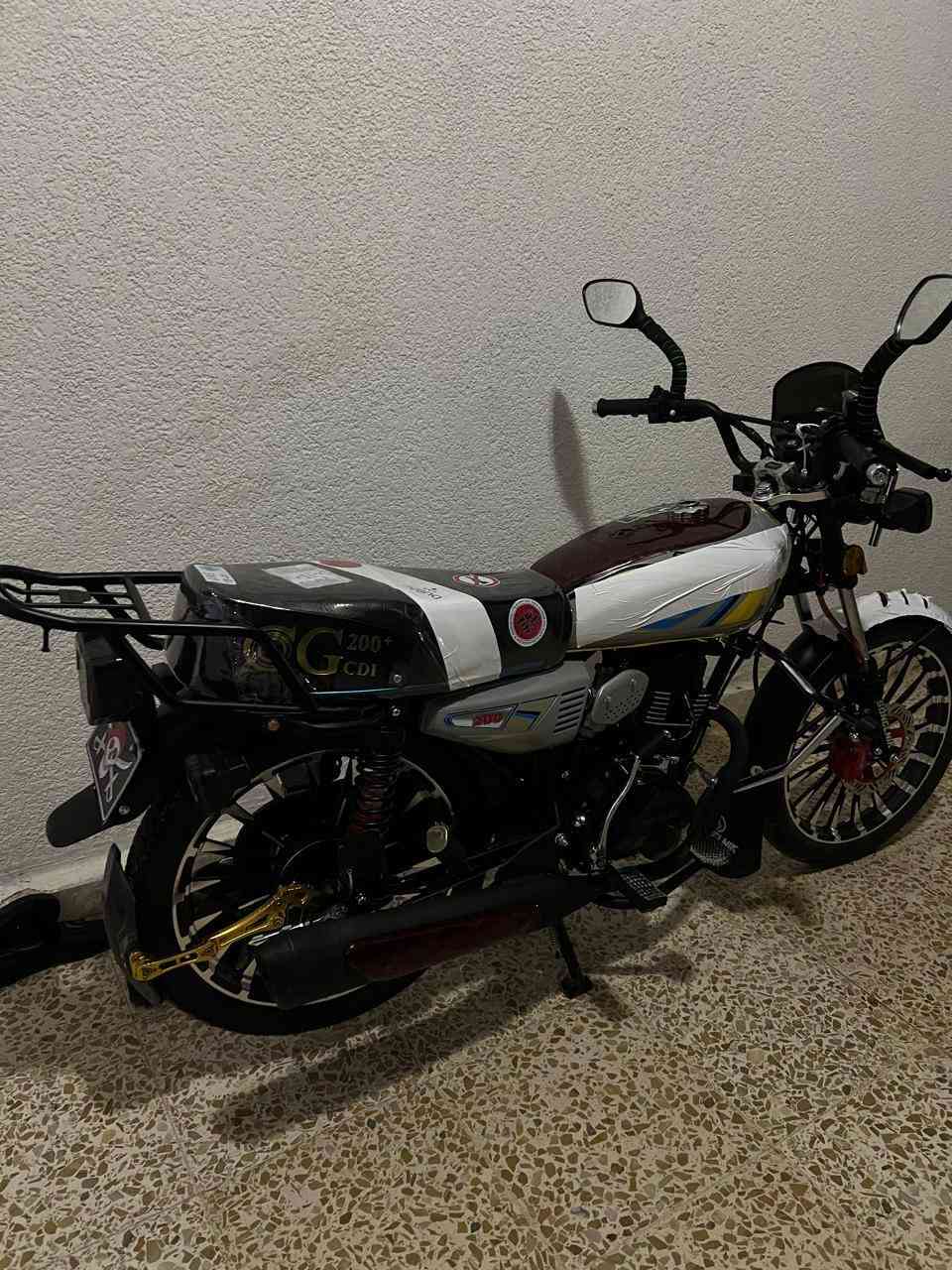 يالله موطور إيراني للبيع موديل 2026بعده جديد محرك 200 ضاقطه وزنجبيل الون سمنتي مميز موطور كامل من كل شي أوراق بيع و شراء أي استفسار ع رقم ***********
