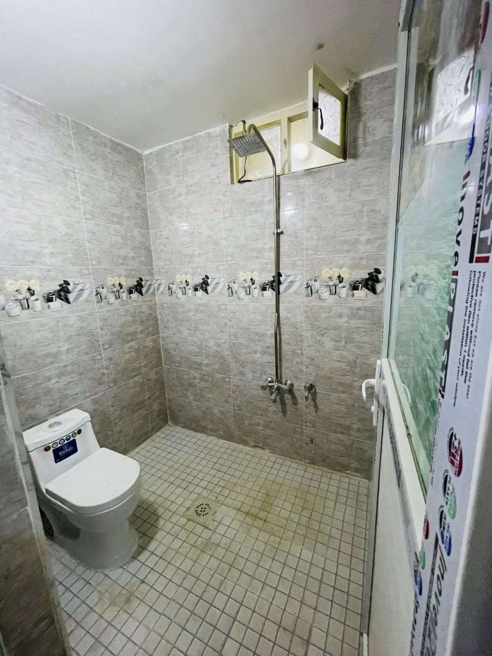 للإيجار. مساحة 120 متر بناء حديث ⬇️⬇️
مدخلين طابقين كراج — استقبل— صاله — مطبخ. خدمات -

غرفة نوم- وفوك غرفتين ايجاره 700 الف 

عنوانه الشعب شارع الصحه 

***********

***********
