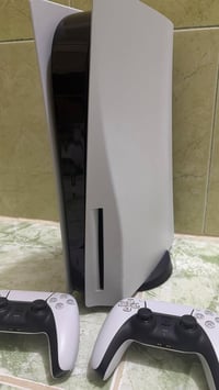 للبيع PS5 بحالة ممتازة ويا يدين أصليات، شغال 100% بدون مشاكل الجهاز نظ...