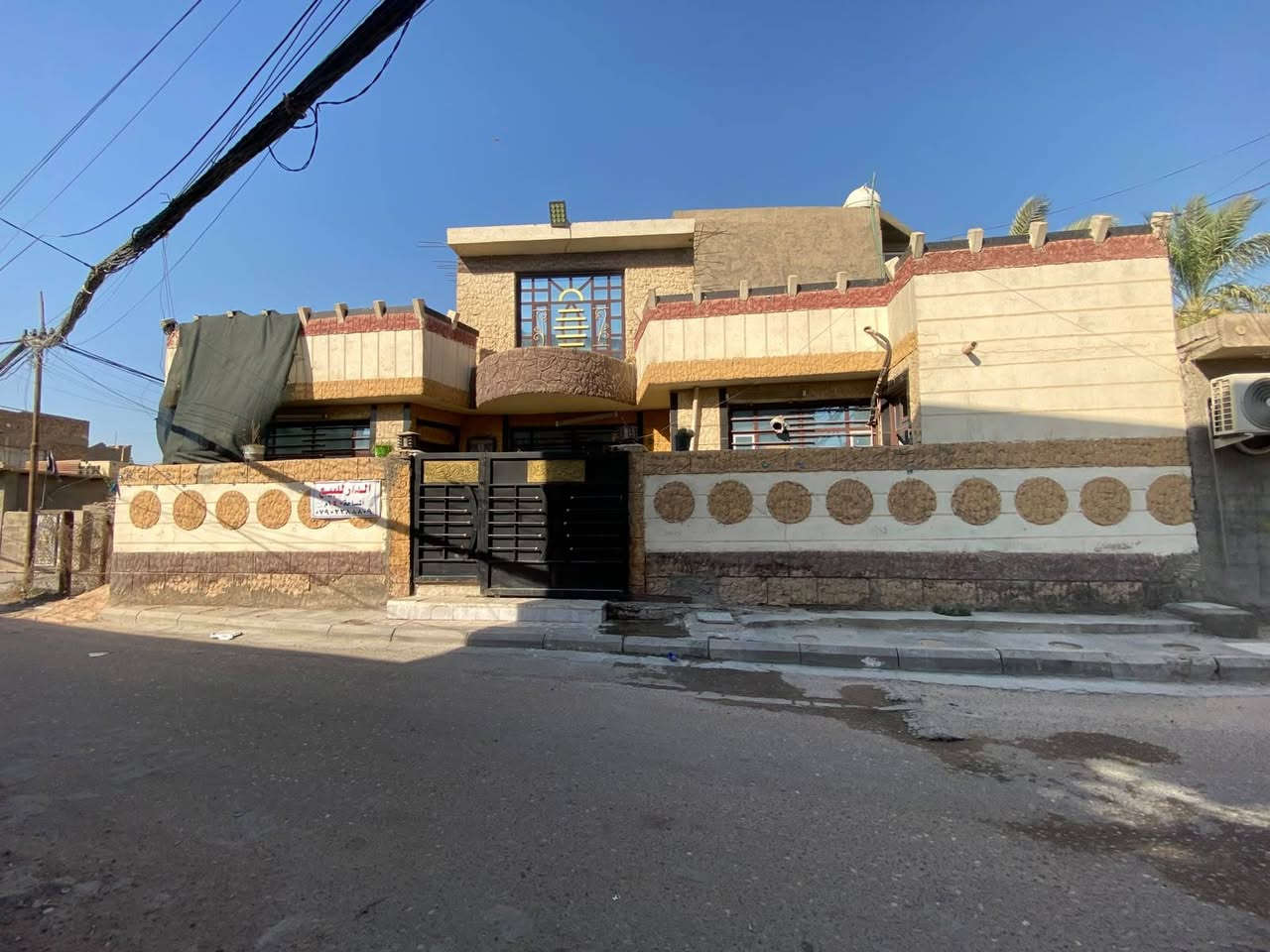 السلام عليكم  بيت للبيع زعفرانية نهايت ل  اربع شوارع بيت ابو ريسان بلبداية  140 متر بي غرفه نوم جوه وحمامين داخلي وخارجي ومطبخ وهول واستقبال وصطحين كبار وبيتونه جبيره ع كد الكليدور الواجه 16 النزال 10 السعر  لستفسار تصل علرقم ***********
