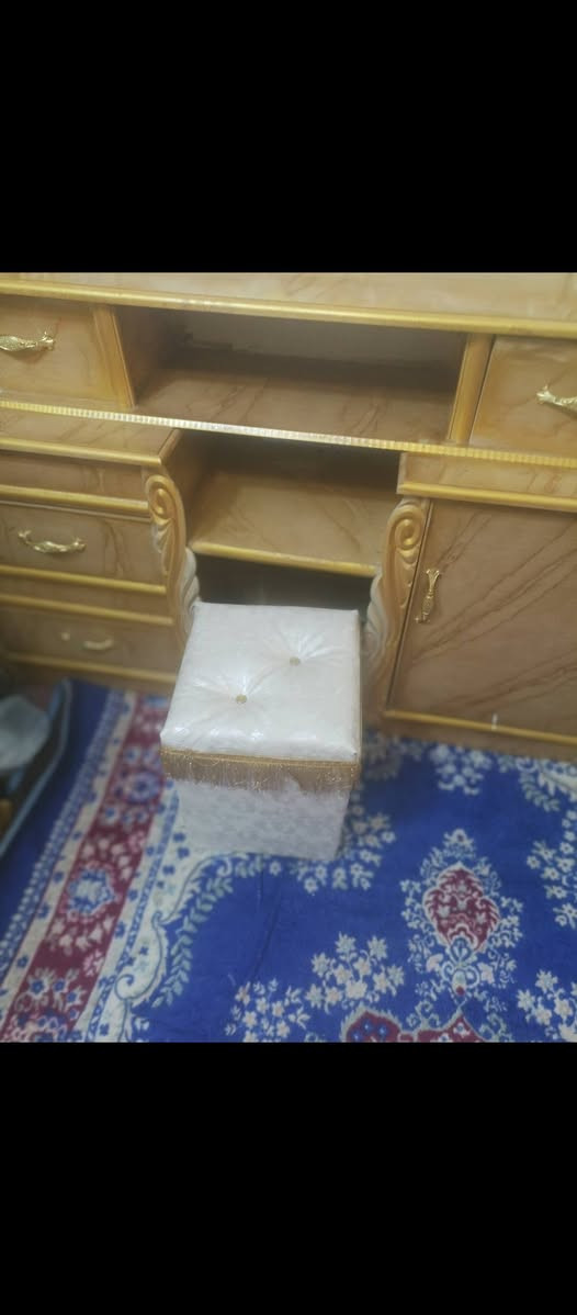 السلام عليكم غرفه نوم لبيع مستعمله 6 اشهر نضيفه بس ميز التواليت شويه تعبان الغرفه نضيفه مثل ما موضح بل صور الغرفه عراقيه السعر 800 وبيها مجال مكاني بغداد حي العامل ***********
