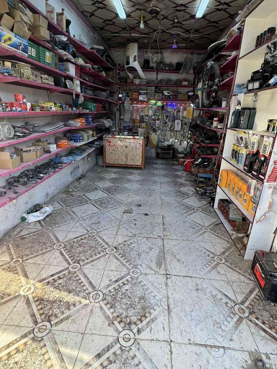 سلام عليكم للبيع محل ادوات حتياطيه وتصليح دراجات بس جيب العده مالتك وتجي تشتغل محل كامل مثل ماموضح بصور مكان المحل المفرك شارع الحسينيه مقابيل الصميدعي للكبنكات رقم***********
