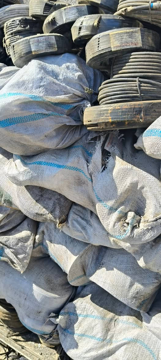 السلام عليكم موجود كهربايات كميه مناسبة سعر البك سويج ٢٥٠ دينار  ***********
