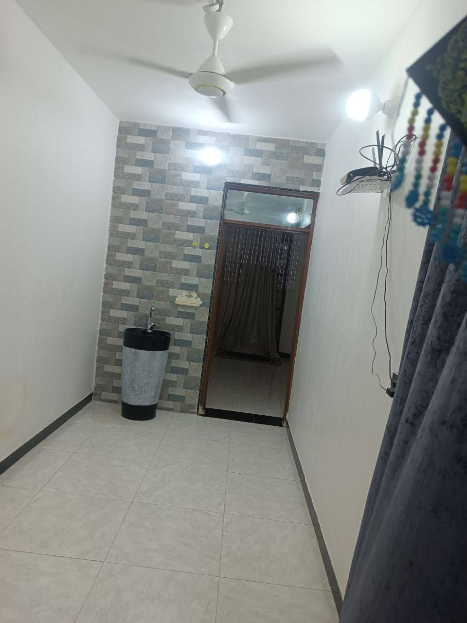 بيت طابو صرف مساحه 240 العنوان شارع 60 ركن على شارعين عالشارع العام عالي عن الشارع  البيت يحتوي على خمسه غرف نوم المساحه 5 × 4 ويحتوي على استقبال 10 امتار وصاله 9 امتار صاله ثانيه بالطابق الثاني سبعه امتار في اربعه ويحتوي على مجمعات صحيه عدد ثلاثه داخليه وخارجيه الطابق الاول يحتوي على غرفتين نوم صاله حمام مطبخ خمسه في اربعه الطابق الثاني يحتوي على غرف 3 نوم وصاله وحمام منور مطبخ خمسه في اربعه البيت مرتب وحلو ونظيف بنيانه مرتب الاستفسار على الرقم واتساب واتصال ***********
