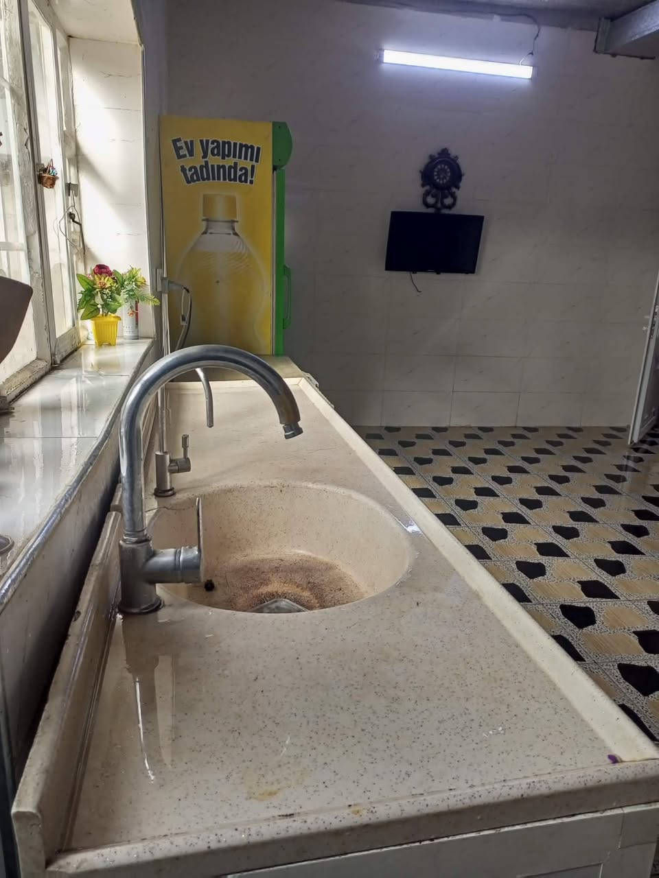 دار للبيع 200متر واجه10 عمق20 طابق ونص غرفتين طابق ثاني بدون سقف بس هيكل غرفتين نوم صحيات داخلي هول مطبخ حار وبارد استقبال غرف نوم سقف ثانوي نضام دكت + اسواق معه البيت كوباني ع شارع 70 قرب السيطره الجملون السعر 80 وبي مجال قليل ***********
