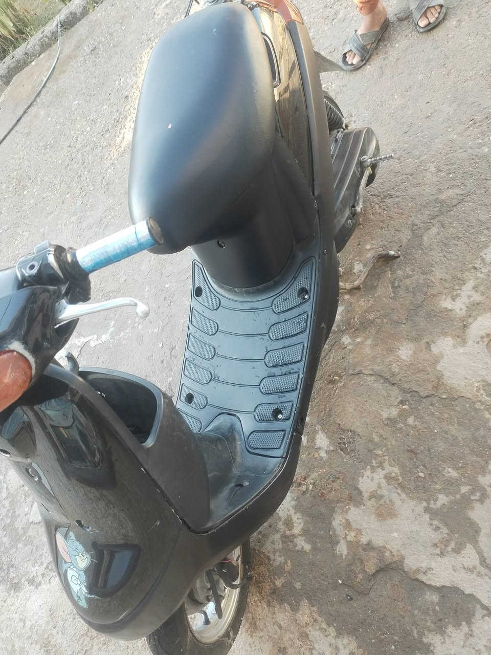 سلام عليكم دراجه بطه للبيع كامله مكمله
مكينه بلاديه ما مفتوحه 
سلف + هندر كله شغال 
الدراجه موديل 2003
الدراجه متعوب عليه اديرله دهن كله 
 الماني
سعره 250 وبيه مجال
دراجه مال جناي ما تعبك (***********) موجود واتساب
