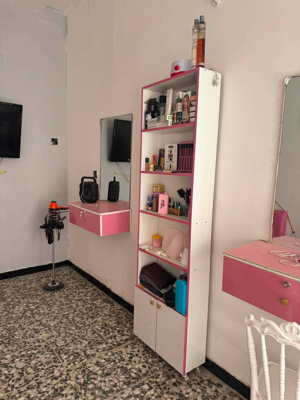 غراض صالون نسائي محل كامل بس تجين وتفتحين امرايات + تخم +مغسله صبغ + جام خانه + رفوف + جميع ل ميكب + راوتر انترنيت + سحب وطنيه +كاويه شعر + شسوار ملحقات الصالون كلهن متوفرات السعر خاص الرقم ***********

