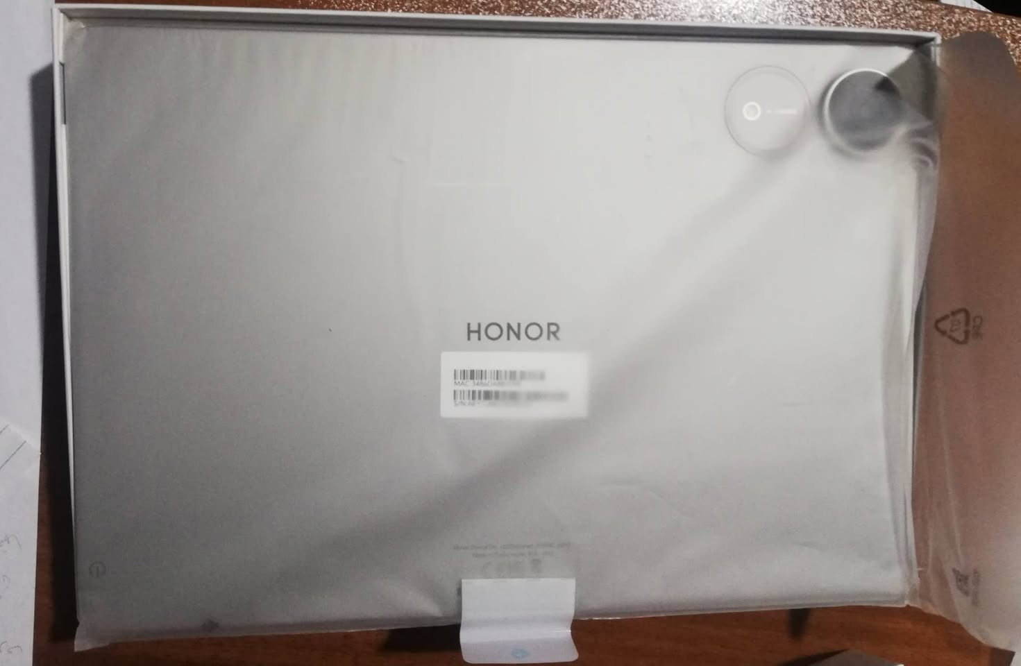 آيباد Honor Pad 9v
جديد وغير مفتوح ابدا للبيع 

-الذاكرة الرئيسية 256 جيجابايت 

- الذاكرة العشوائية 12 جيجابايت.

- شاشة نوع IPS LCD، تدعم مليار لون، معدل تحديث 144 هرتز، تدعم HDR، سطوع نموذجي 500 شمعة

- الحجم: 11.5 إنج

- الدقة: 2800 × 1840 بكسل

- نظام التشغيل: أندرويد 15، بواجهة MagicOS 9

- المعالج (الشرائح):

- النوع: MediaTek Dimensity 8350 (تقنية تصنيع 4 نانومتر)

- وحدة المعالجة المركزية: ثماني النواة

- 1 نواة Cortex-A715 بسرعة 3.35 جيجاهرتز

- 3 أنوية Cortex-A715 بسرعة 3.20 جيجاهرتز

- 4 أنوية Cortex-A510 بسرعة 2.20 جيجاهرتز

- معالج الرسوميات: Mali-G615 MC6

- الكاميرا الخلفية: عدسة واحدة بدقة 13 ميجابكسل، بفتحة عدسة f/2.0 (زاوية عريضة)، تركيز تلقائي

- الفلاش: فلاش LED

- الفيديو:

- 4K بمعدل 30 إطار/ثانية

- 1080p بمعدل 30 إطار/ثانية

- الكاميرا الأمامية: عدسة واحدة بدقة 8 ميجابكسل، f/2.0 (زاوية عريضة)

- الفيديو: 1080p بمعدل 30 إطار/ثانية

- السماعات: مزودة بـ 8 سماعات ستيريو

- صوت عالي الدقة Hi-Res 24-بت / 192 كيلوهرتز

- دعم IMAX Enhanced

- Wi-Fi: Wi-Fi 802.11 a/b/g/n/ac/6، مزدوج النطاق، يدعم Wi-Fi Direct

- البلوتوث: إصدار 5.2، يدعم A2DP، LE، aptX HD

- بطارية من نوع ليثيوم أيون (Li-Ion) + سيليكون (Si/C) بسعة 10100 مللي أمبير

- الشحن السلكي: 35 واط

- الأبعاد: 259.1 × 176.1 × 6.1 ملم

- الوزن: 475 غرام

السعر :600 الف
المكان :النجف الاشرف


**إذا كنت صاحب هذا الإعلان وتريد حذفه لأي سبب، رجاءا أرسل رسالة إلى الدعم الفني**