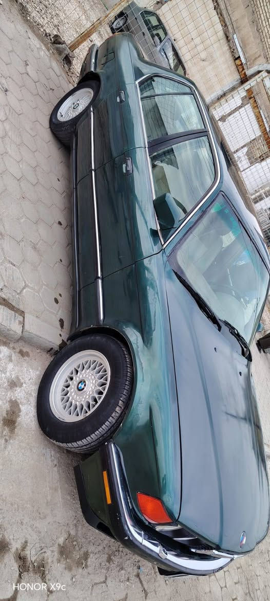 @الجميع  بي ام دبليو موديل 1993
حجم 740اصل 8سلندر 40بيع مستعجل السياره جاهزه مجهزه من كير ومكينه وحداديه وتبريد كله مكفوال غرفه شكره كهرباء السياره وارد ياباني بلا فتحه بجم عريض السياره ماناقصه شي مكفوال من كلشي السياره صبغ جماليه بس بلا حادث مكان السياره نجف بيع فقط مكلف بل نشر اتواصل عل رقم *********** سعر 50$وبيه مجال
