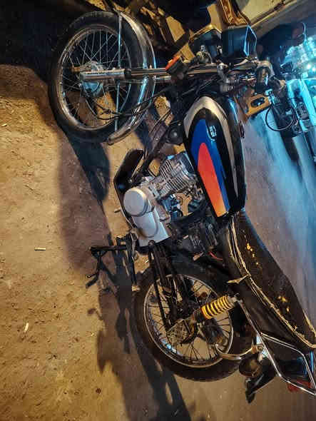 سلام عليكم
مكلف بلنشر 
دراجه سيجي نامه رقم وسنويه
دراجه نظيفه محركه نشط وصافي
مجفته مرا وحده
البصرة - السيمر
السعر 1650 وبيه مجال
***********
