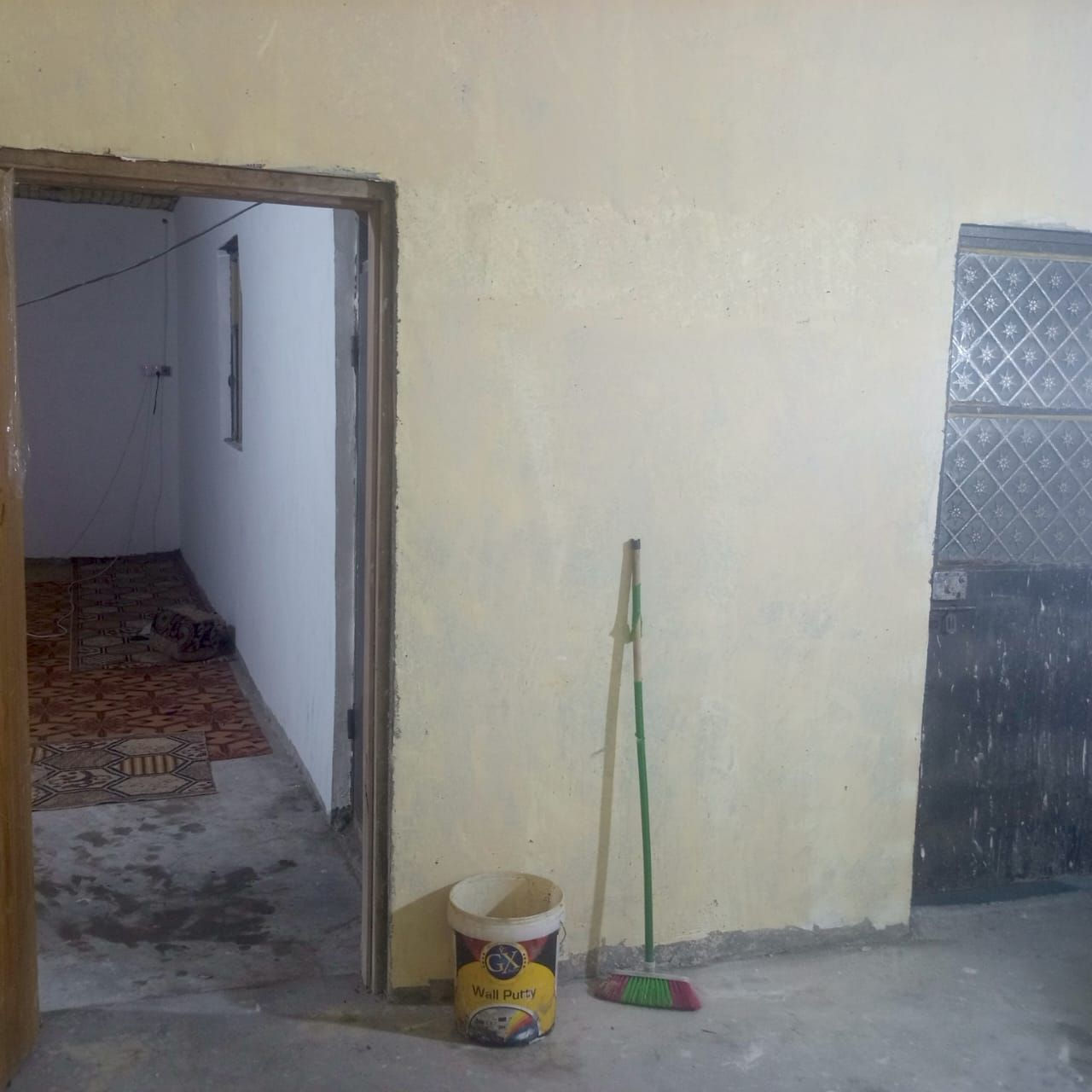 سلام عليكم ربع دونم زراعي مساحه 700 بي بيت  بناه جديد عكاده غرفتين وصاله ومطبخ وحمامات خارجيه طارمه داير كله كاربس واصل كهرباء وماء مكان شارع ال غاز  قرب تحليه شارع سفان ستفسار ***********  سعر 30 وبي مجال
