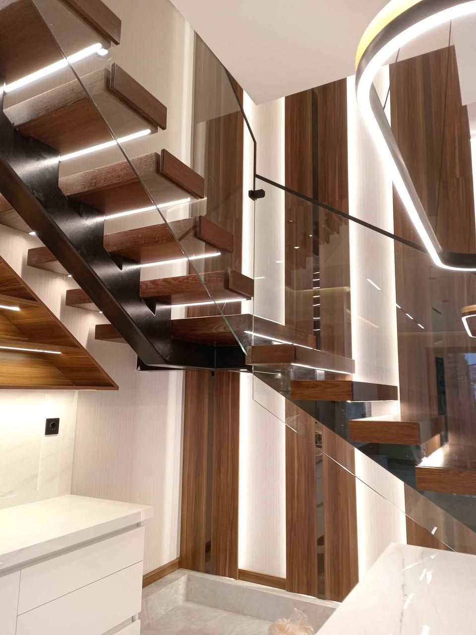 تفاصيل تصنع الفرق ✨
سلم خشبي عصري بتصميم معلّق، زجاج شفاف، وإضاءة مخفية تعكس فخامة المكان وتضيف إحساس بالاتساع والرقي.
اختيار مثالي للبيوت العصرية والفلل الباحثة عن الذوق الرفيع والتنفيذ المتقن.
🔹 تصميم حديث
🔹 خامات عالية الجودة
🔹 تنفيذ بدقة واهتمام بأدق التفاصيل
📲 للتواصل والاستفسار عبر الواتساب فقط:
*********** دهوك, العراق
