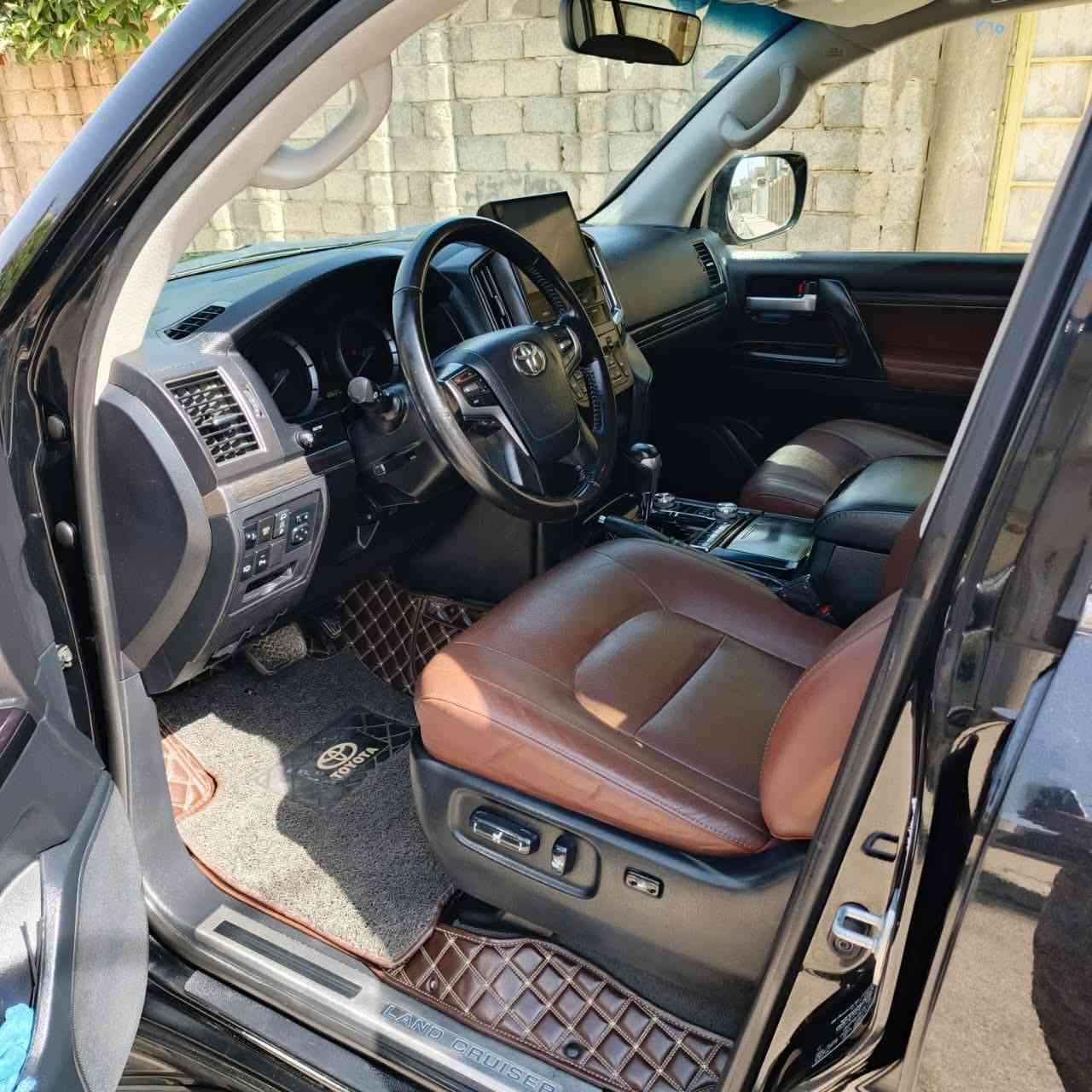 السلام عليكم للبيع لاندكروز جكسار موديل 20 مواصفات فول بحريني ماشي 90 رقم بغداد بسمي سعر 568 شراي اتصل ***********
