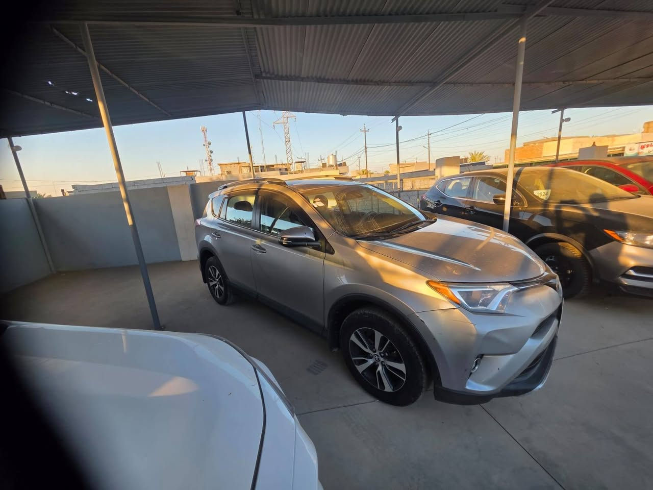 السلام عليكم RAV4 2018 LE AWD السيارة وارد كندي بيها حادث امامي من جهة السايق ضربة خفيفة ما واصل شواصي الباقي كله مكفول السيارة كاملة ما ناقصها ايشي ماشية 125كيلو السعر 175 وبيها مجال مكان السيارة كركوك باقي التفاصيل ***********
