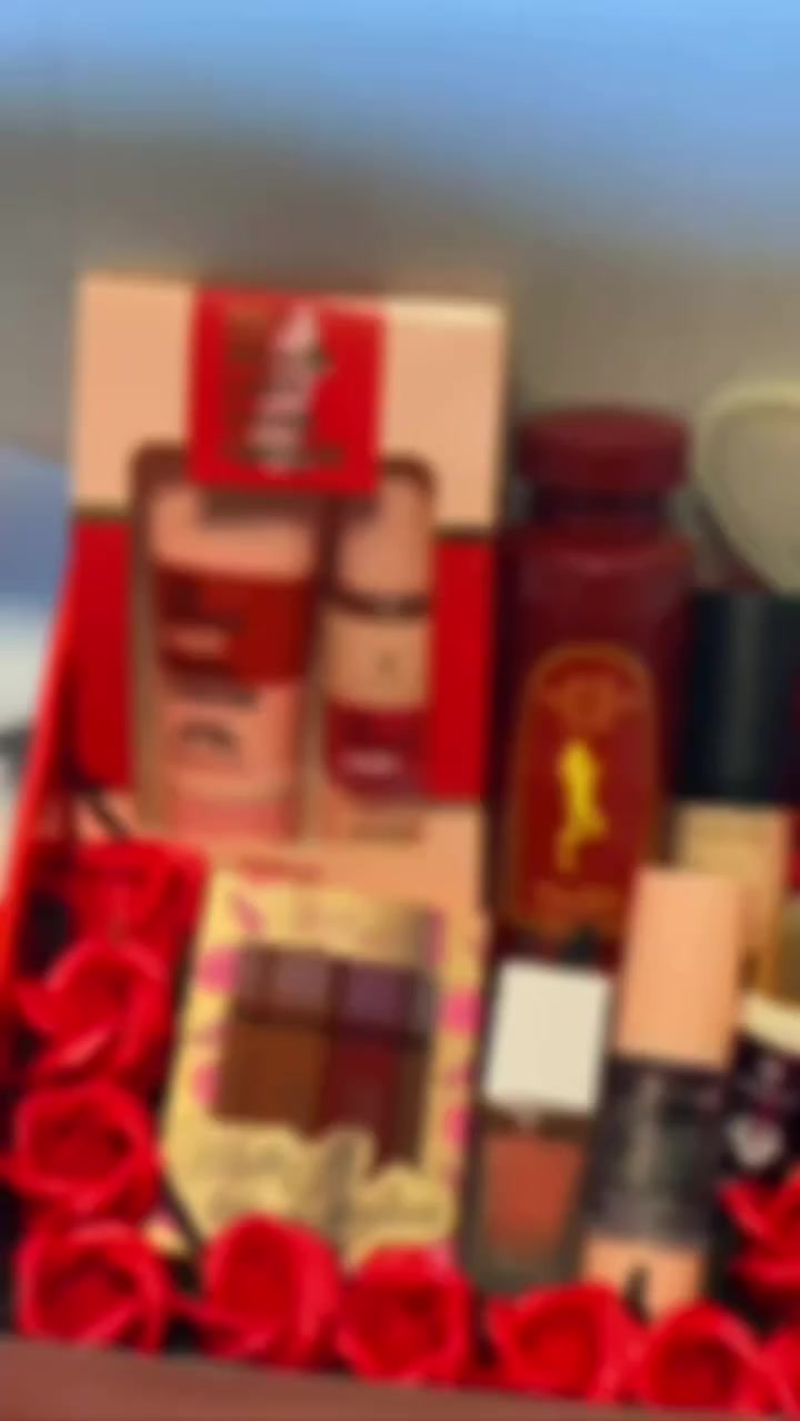 لأنها تستاهل تنحب كل يوم مو بس بعيد الحب 💖✨
بوكس أنوثة ودلال يجمع كلشي يخليها تلمع ✨🌸

عطر 212 Hello Lady يفوح نعومة وجاذبية 💕
مسك Very Sexy Now إحساس أنثوي دافئ 🔥🌷
مجموعة ميكب كاملة حتى تكون إطلالتها تخطف الأنفاس 💄👑
قلوسات مات بألوان تجنن 💋
فاونديشن + بلاشر حتى بشرتها تصير مثل الحرير 🤍✨
ومحاط بورود حمر حتى الحب يكون واضح بدون كلام 🌹❤️

هدية مرتبة، فخمة، وجاهزة حتى تخلّيها تبتسم من قلبها 💘
إذا تحبها صدك… هذا البوكس يحچي مكانك 😍
#ترند
#منتجات
#العراق 
#UniqueProductDesign


**إذا كنت صاحب هذا الإعلان وتريد حذفه لأي سبب، رجاءا أرسل رسالة إلى الدعم الفني**