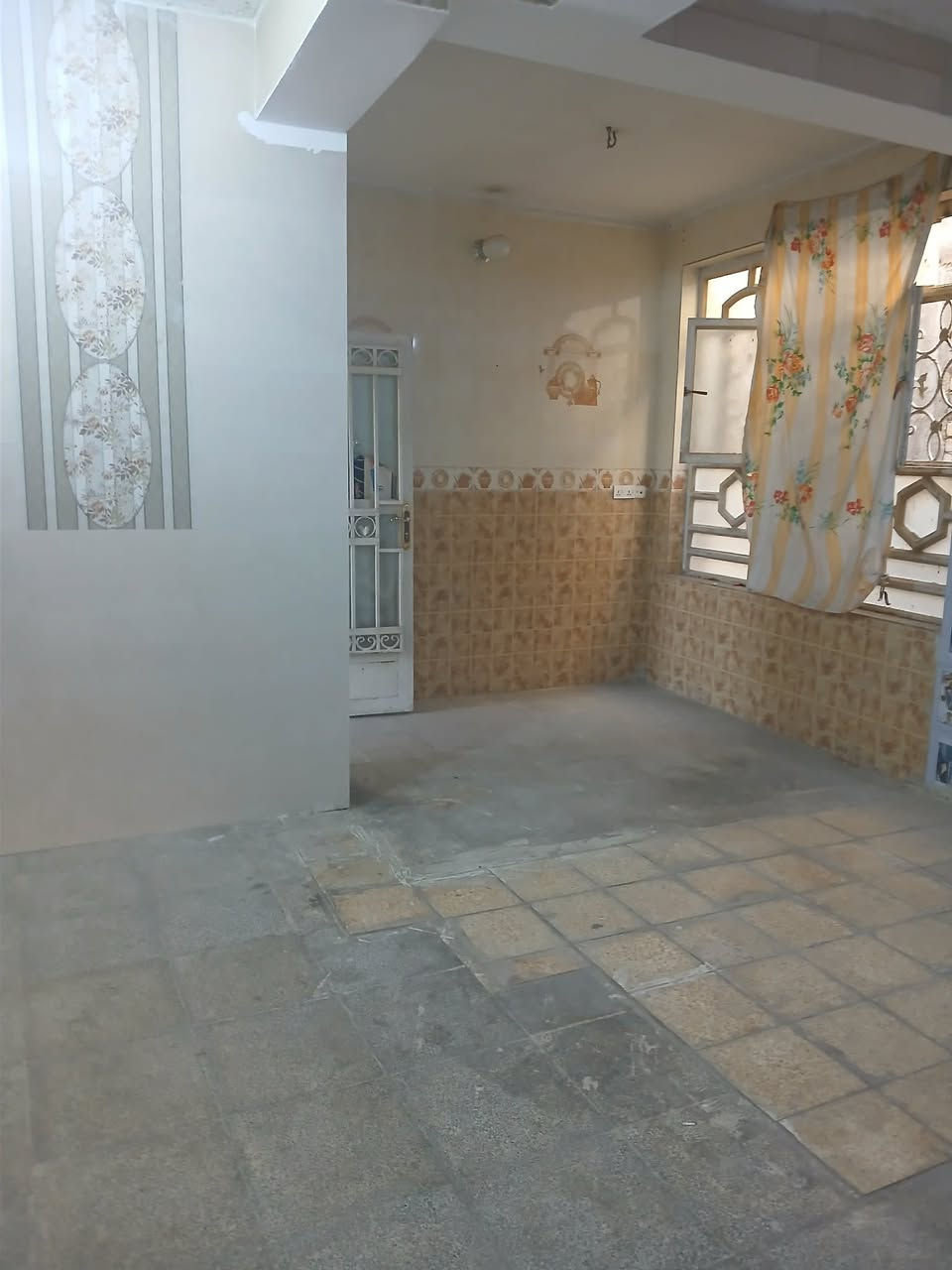 سلام عليكم شقه لليجار  طابق ثاني تحتوي ع غرفتين نوم ومطبخ ومجمع صحيات وهول موقعها بحي الطياره قرب مجسر ثوره اسواق 24ساعه مساحته جبيره رقم الهاتف ***********
