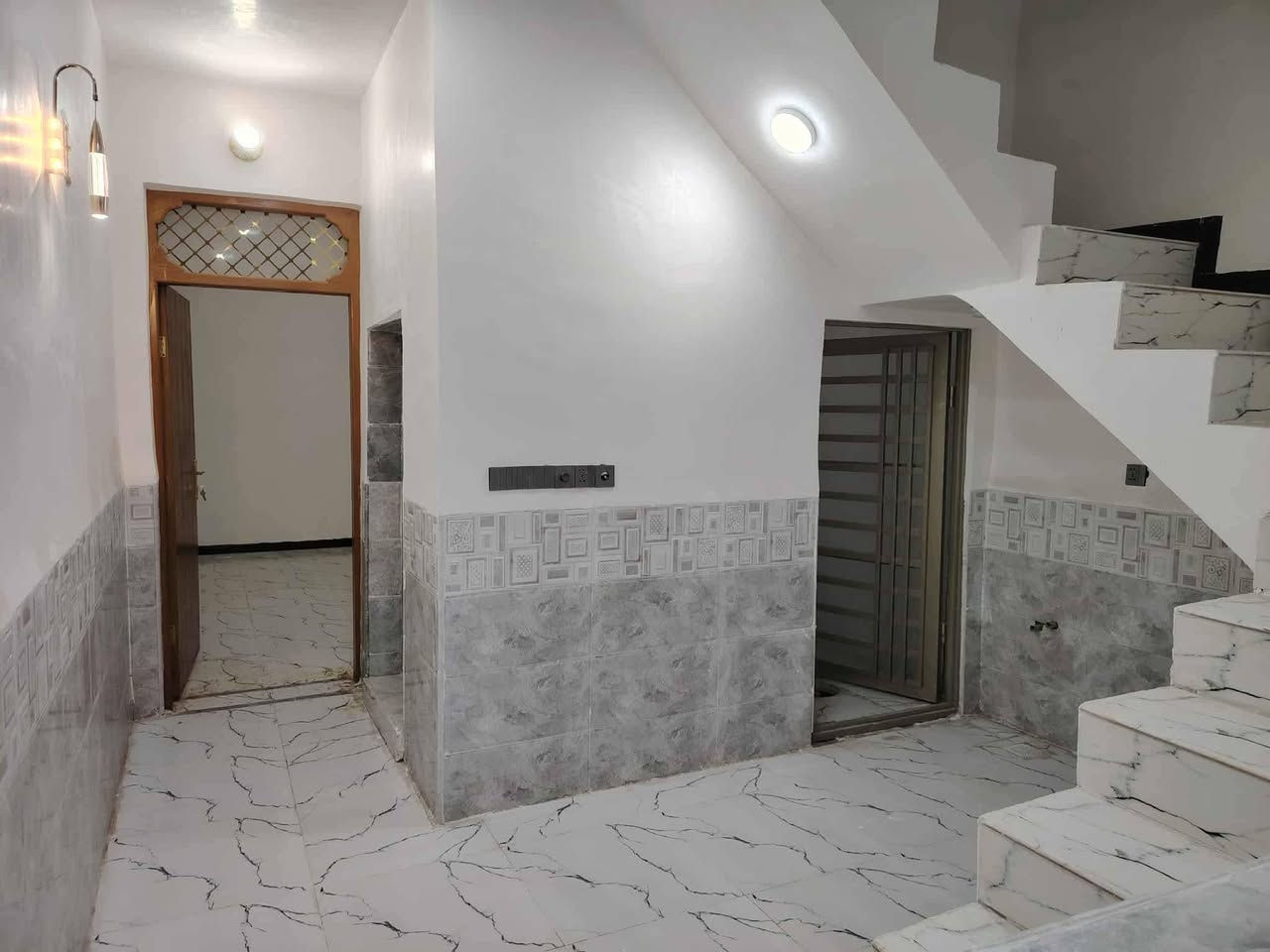 دار للبيع  50 م 🏡 عدد 2
✅ تحفه فنيه شغل درجه اولى بناء جديد ما مسكون جاهز للسكن قريب للشارع العام 

بسعر /22/ مليون مع المجال
موقع /نجف 🏡 شارع الصب عمود 317

البناء 🏡 
غرفه/صاله/مطبخ / صحيات/مكشوفه
بناء مرتب/ اساس + سقف كونكريت + طابوك

ألخدمات 🏡 #بعد_عن_سوق_100م
ماء/كهرباء/مدارس/سوق/تبليط/مولد
***********واتساب
