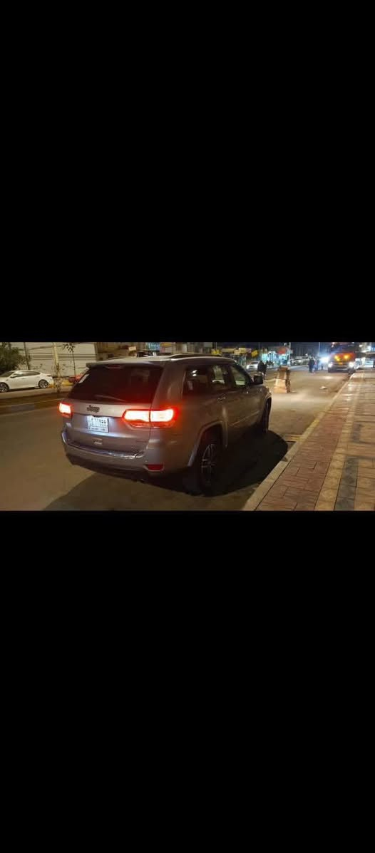 للبيع .النوع: جيب جراند شيروكي (Jeep Grand Cherokee).
الفئة: ليمتد (Limited).

​اللون: فضي (سلفار) مميز كما في الصور.

​فتحة السقف: فتحة قمارة كهربائية.

​المواصفات والإضافات:

​بصمة دخول وتشغيل مع خاصية التشغيل عن بُعد.

​كراسي جلد (تحكم كهربائي).

​شاشة كبيرة مع كاميرا دوارة وحساسات خلفية وأمامية.

​جنوط (ويلات) كروم حجم كبير بتصميم رياضي.

​نظام دفع رباعي (4X4) مع وضعيات قيادة متعددة.

​صندوق خلفي كهربائي (جك). فتحت سقف
صال سبوع حولته باسمي يعني هزه جديده 

************
