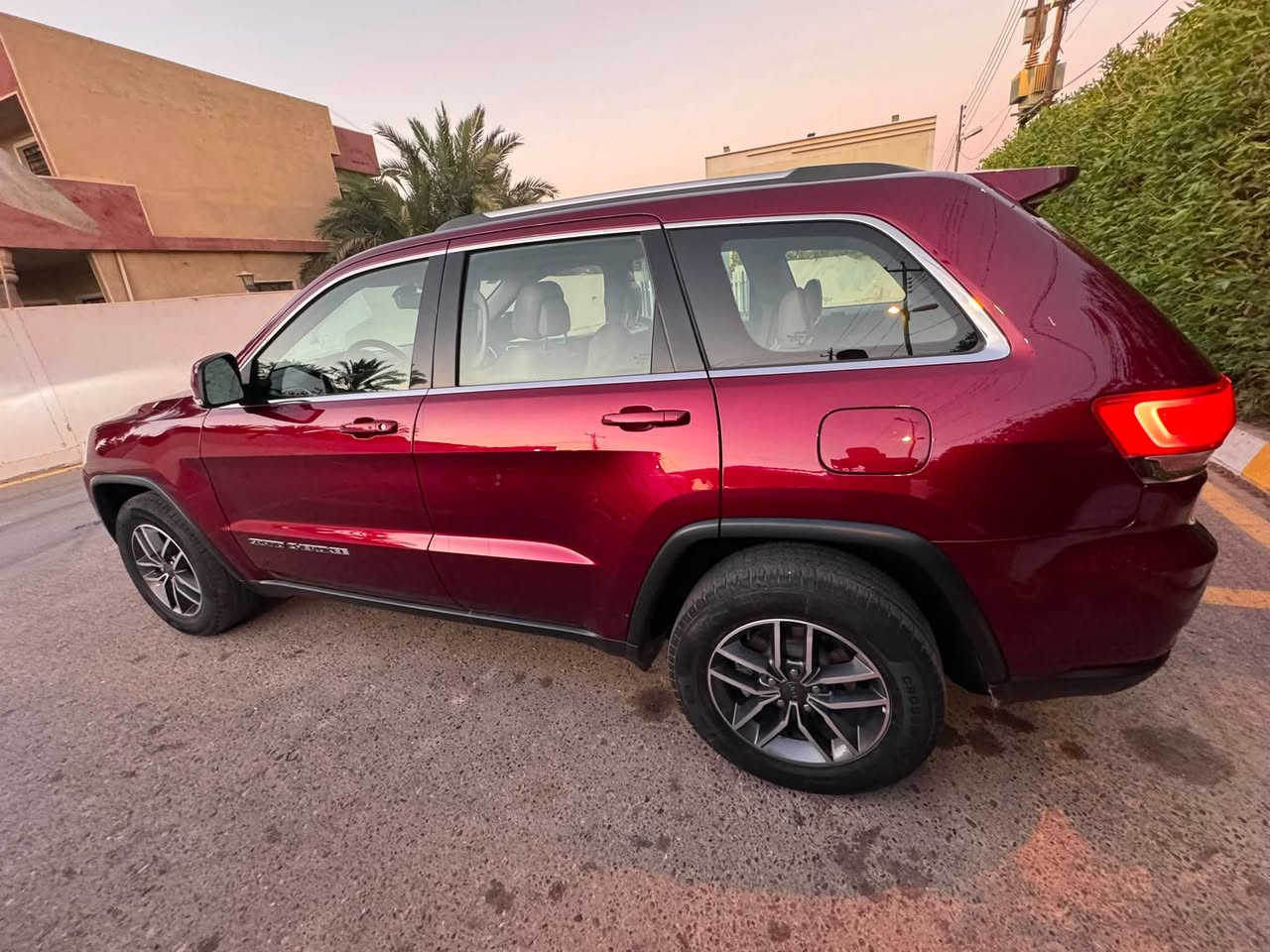 � للبيع Jeep Grand Cherokee Laredo 2019 – وارد خليجي 🔥

🚘 الموديل: 2019

⚙️ المحرك: 6 سلندر

🛞 الدفع: 4×4

📍 العداد: 117,000

:

✅ فتحة سقف

✅ بصمة تشغيل ودخول

✅ نظام النقطة العمياء (Blind Spot)

✅ رادارات أمامية وخلفية

✅ كاميرا خلفية

✅ شاشة وكالة

✅ شفاطات للجام

✅ جنوط وكالة

✅ إنارة LED

✅ لون خمري مميز

الحالة:

✔️ السيارة نظيفة جدًا من الداخل والخارج.

✔️ صبغ جاملغين أمامية فقط.

✔️ بدون شاصي وبدون لغد.

✔️ جاهزة للفحص، والفحص خير دليل.

💰 السعر: 240 

مكان السياره بغداد الدوره ***********
