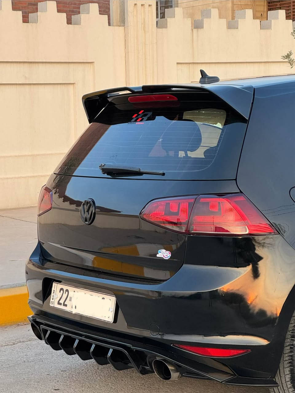 فولكسواكن كولف 2017 
محرك 1.8 توربو 
مواصفات TSI 
مشدود عليها كت كامل دوسات ولحية وجنح و دفيوزر TCR 
لايت GTI 
ويلكب رياضي 
شاشة محدثة مال GTI
ماشية 60 الف 
رقم سنوية جديد 
ضرر بنيد وجاملغ وهنا صاير بيها شوية بلباب شوية بلخاملغ الخلفي
بدون دواخل  
كير محرك كلة بشرط ممفتوح 
مكان السيارة اربيل
السعر 119  
*********** أربيل, العراق
