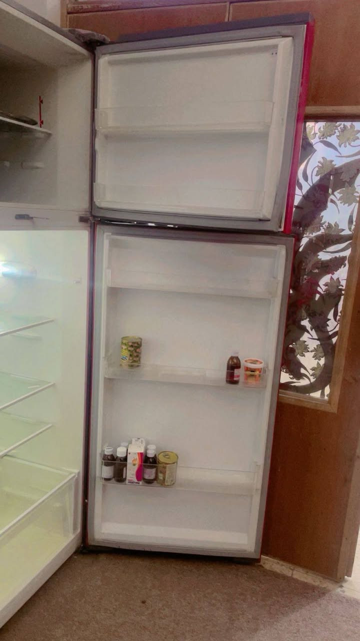 ثلاجه 18 قدم مستعمله نضيفه السعر 300 او بيه مجال المكان حله شارع سيد علي ***********

