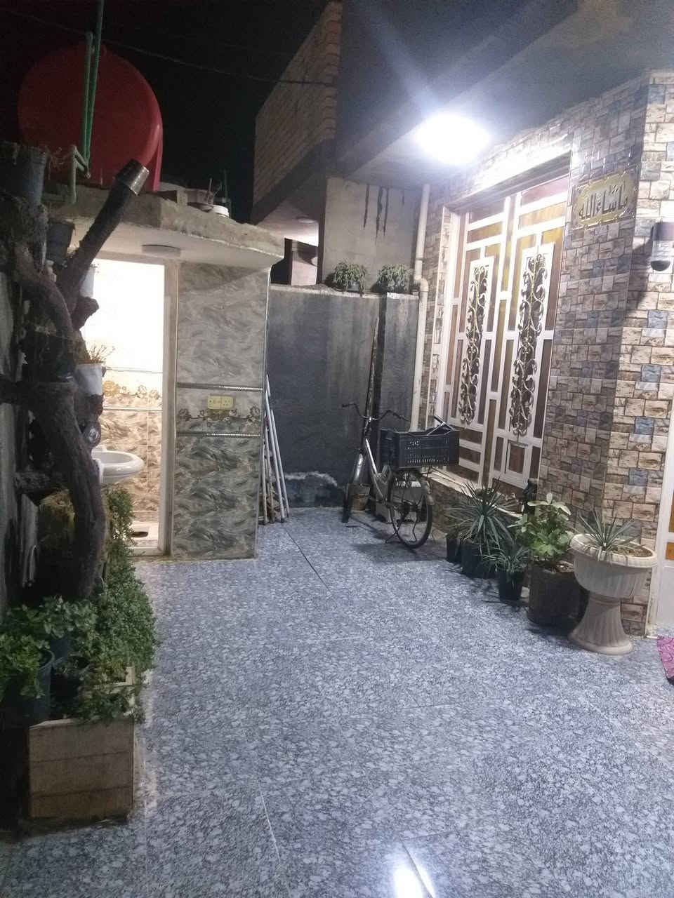 السلام عليكم/دار للبيع في منطقة على الحامد المساحه ١٥٠ متر طابقين بناء حديث الطابق الأول غرفه وصاله كبيره وصحيات ومطبخ واستقبال والطابق الثاني غرفتين كل غرفه بيها سويت مع صاله كبيره البيت جاهز للسكن 
السعر وباقي التفاصيل على رقم واتس اب فقط
***********
