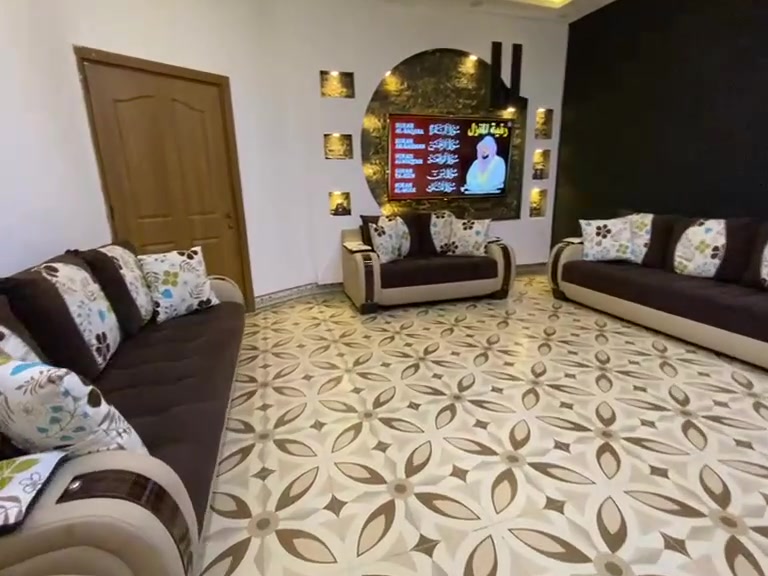 سلام عليكم
تخم قنفات 5 قطع للبيع اي عيب مابيي والديوان 7 امتار مابي اي عيب شراي خابر رقم***********
