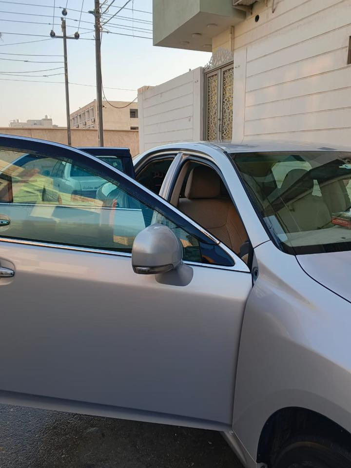 السلام عليكم 
حوتا مديل ١٣ 
فول مواصفات للأخير 
أبواب لمس صندوك لمس 
تخم تاير جديد 
حداديه ١٠٠/١٠٠
كير مكينه كفاله 
محرك ٣٠٠٠ 
٦ بصمات 
السياره كفاله عامه بدون كص 
متومه وكامله 
***********
