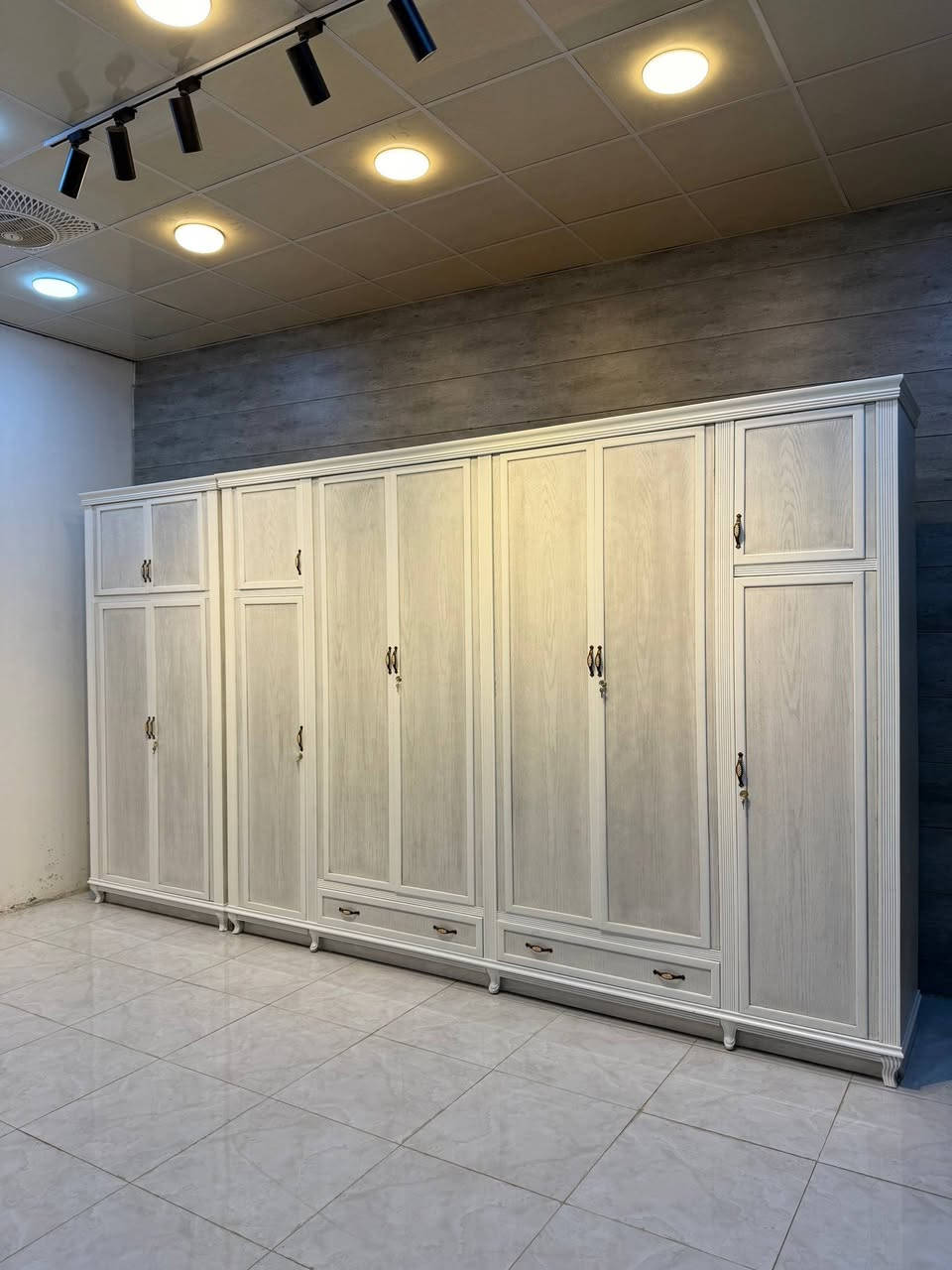 موديل (  السنديان ) اللون لون السنديان الطبيعي  

شركه المرتضى للاثاث العراقي تقدم  موديل نجاره عراقي والديكور والتصميم  مصري

ضمن وجبة الدرجة الاولى 

سعر التخفيض  3 ملايين و400  الف فقط

غرفة 6 ابواب طابقين ملحق

تتكون من 10 قطع

وجه الكنتور يكون  سنديان طبيعي 5 ملم
داخل الكنتور صاج  طبيعي 4ملم 

راس العالي والناصي زان مصري 
لف الابواب زان مصري

ظهر الكنتور جرجوبة براغي 

القاعدة الارضية للكنتور بلوك بورد

ارتفاع الكنتور مترين و63سم 

عرض الكنتور 3 مترات و50 سم

عرض الكنتور مع زاويه الملابس 4 امتار و70 سم

السرير طبقة بلوك بورد

السعر الحالي/ 3/400 الف معه  الشد  والنقل  كامل

خدمة الشد والتوصيل مجاناً لجميع محافظات العراق 

العنوان / بغداد الجديدة قرب البريد 

***********

***********
