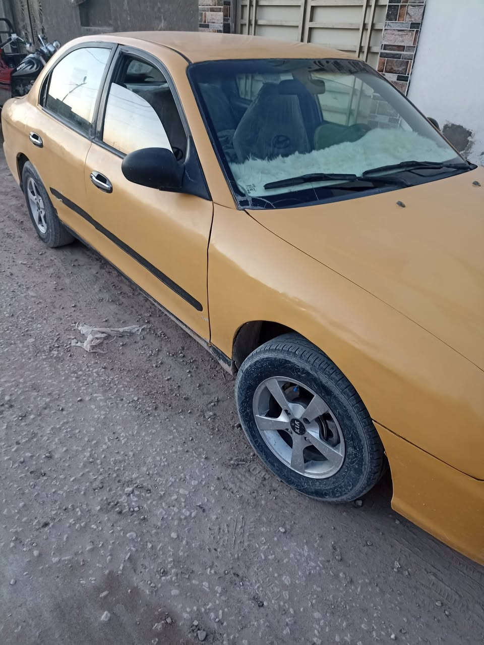 بسبب الوعود الكاذبة بيع مستعجل... سوناتا تكسي موديل 2001 رقم واسط الماني مميز...
السياره خير من الله خادمه البيت وتوديني وتجيبني الشغلي 
مكينه 2000 كابريتر زورق يعني انسه الصرف 
كير عادي 
ماعليها لا هيئة ولا غرامات 
سنويه منتهية 2019
السعر 37 ورقه مجال للشراي 
مكان السيارة النجف 
راعيها موجود بالكوت تريد تحويل تريد وكاله عامه ماكو أي مشكله 
كير ومكينه وحداديه خير من الله اكو نواقص بسيطه خيسات قليله بالدوسات الوره 
السياره مصبوغة عام جماليه
بيها نواقص بسيطه كهربائيات لا تجي وتكلي كفاله  وبخدمة الطيبين 
دواخلها حلوه وبلاديه مسجل بلادي شغال 
باتري جديد 
سلف بلادي مال كير عادي جديد 
فلاوين بلادي جديد 
هاي كل تفاصيل السياره والشراي بخدمته لاتكسر بالسعر راسلني خاص لو تخابر وتدلل 
***********
